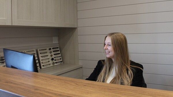 Personnel à l'accueil - Ébénisterie Étienne Hamel